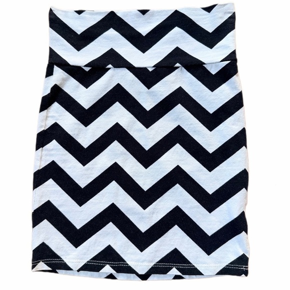 Charlotte Russe Dresses & Skirts - Charlotte Russe- Chevron Mini Skirt (sz xs) Like New